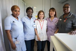 5 nurses in consultation